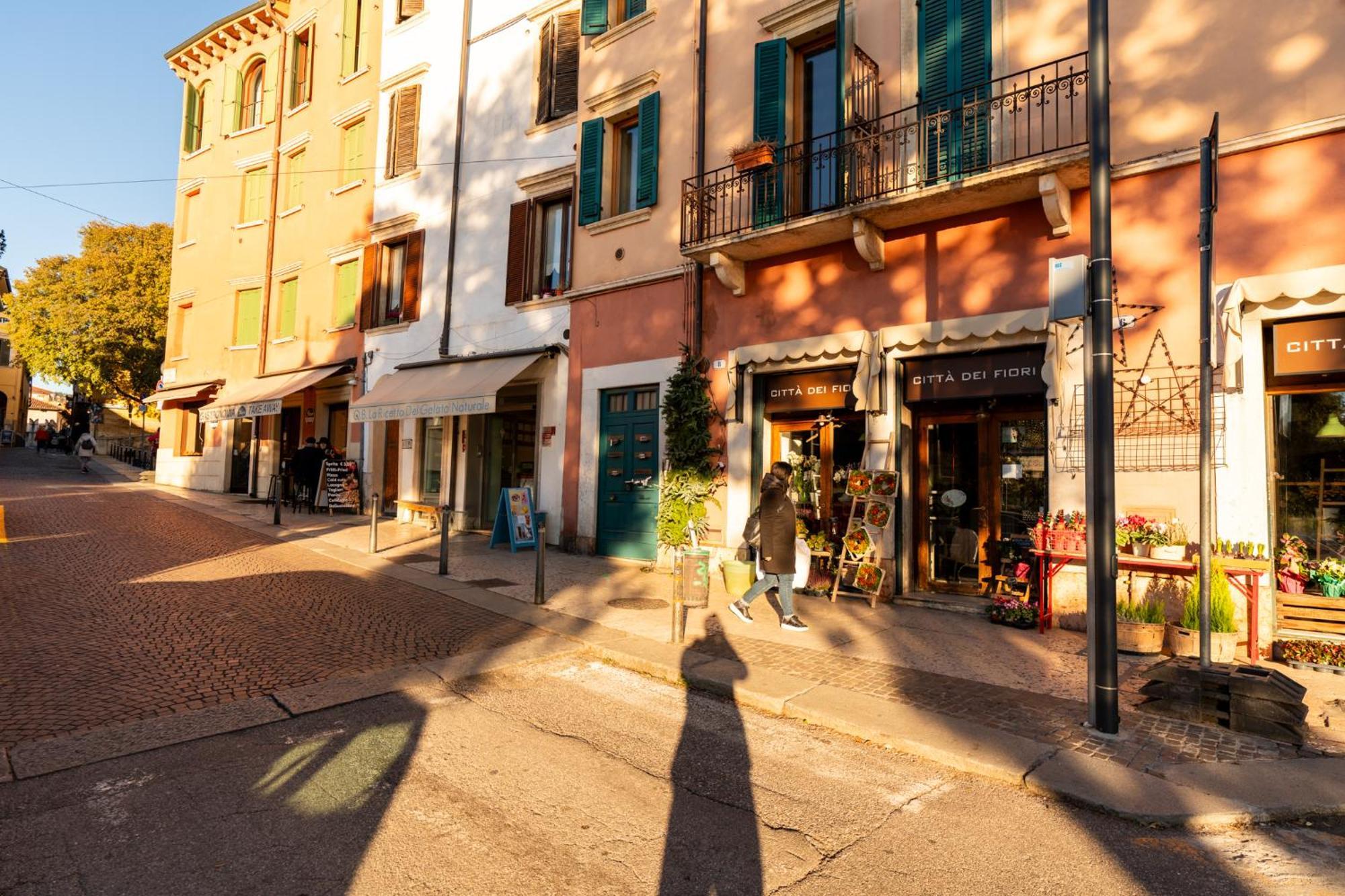 La Finestra Sul Ponte By Postcardsfrom Bed and Breakfast Verona Exteriör bild