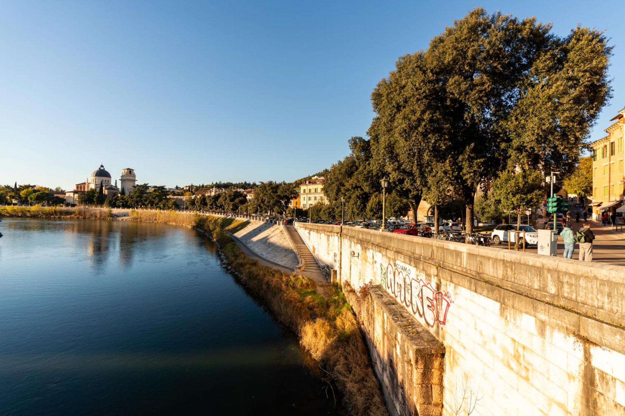 La Finestra Sul Ponte By Postcardsfrom Bed and Breakfast Verona Exteriör bild