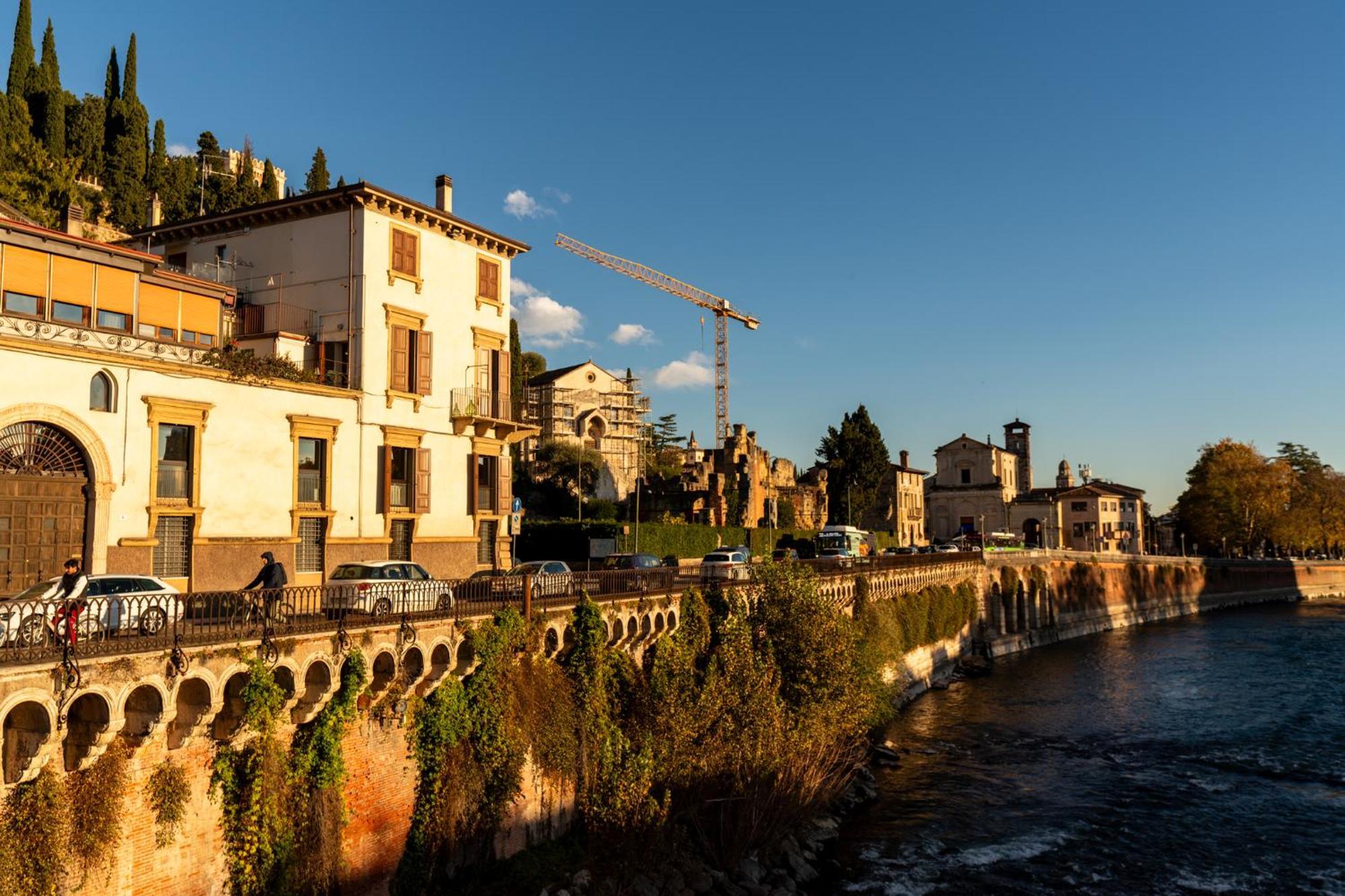La Finestra Sul Ponte By Postcardsfrom Bed and Breakfast Verona Exteriör bild