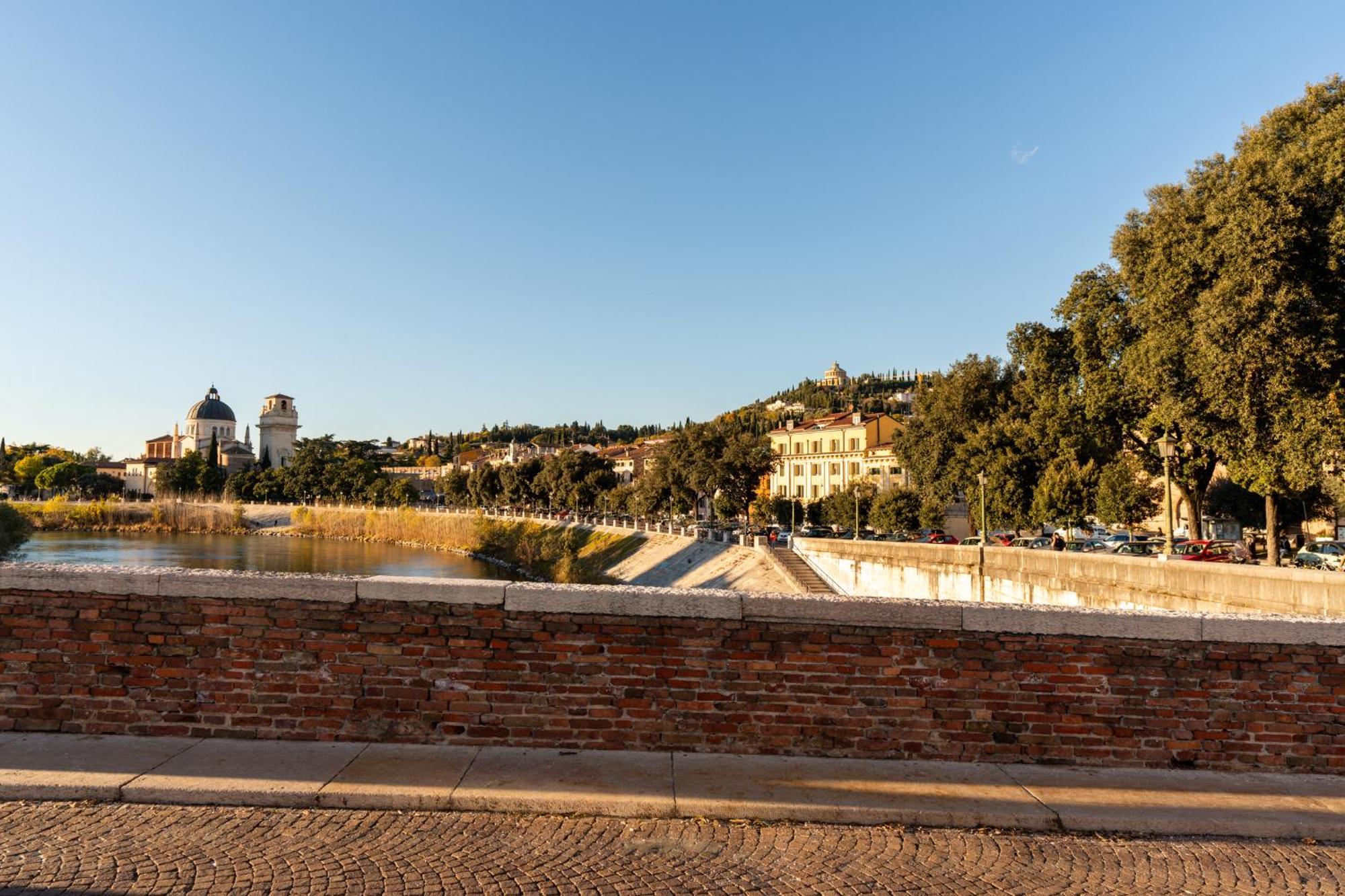 La Finestra Sul Ponte By Postcardsfrom Bed and Breakfast Verona Exteriör bild