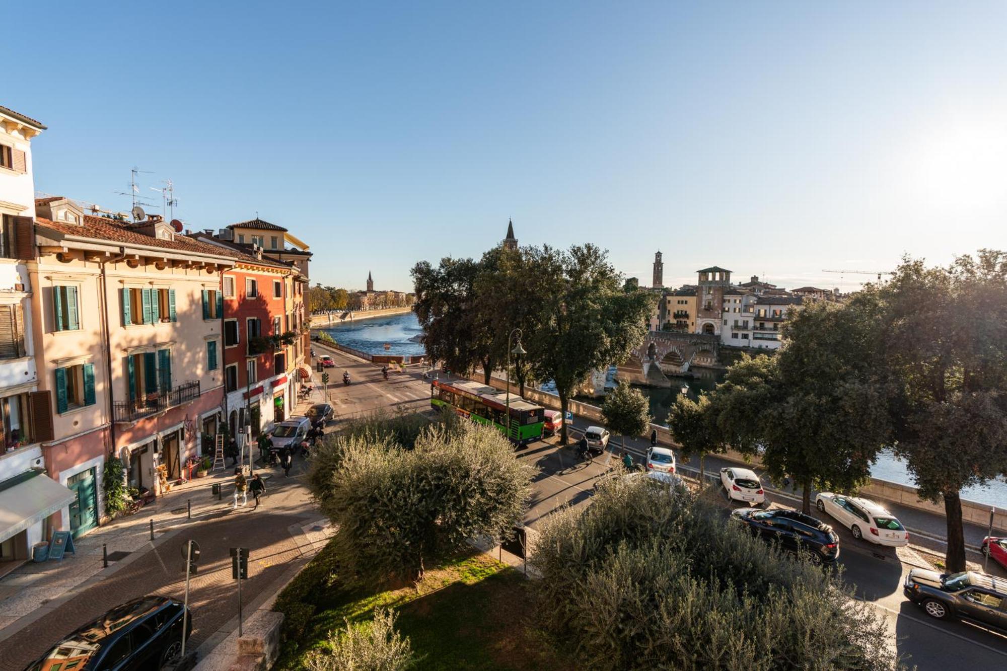 La Finestra Sul Ponte By Postcardsfrom Bed and Breakfast Verona Exteriör bild