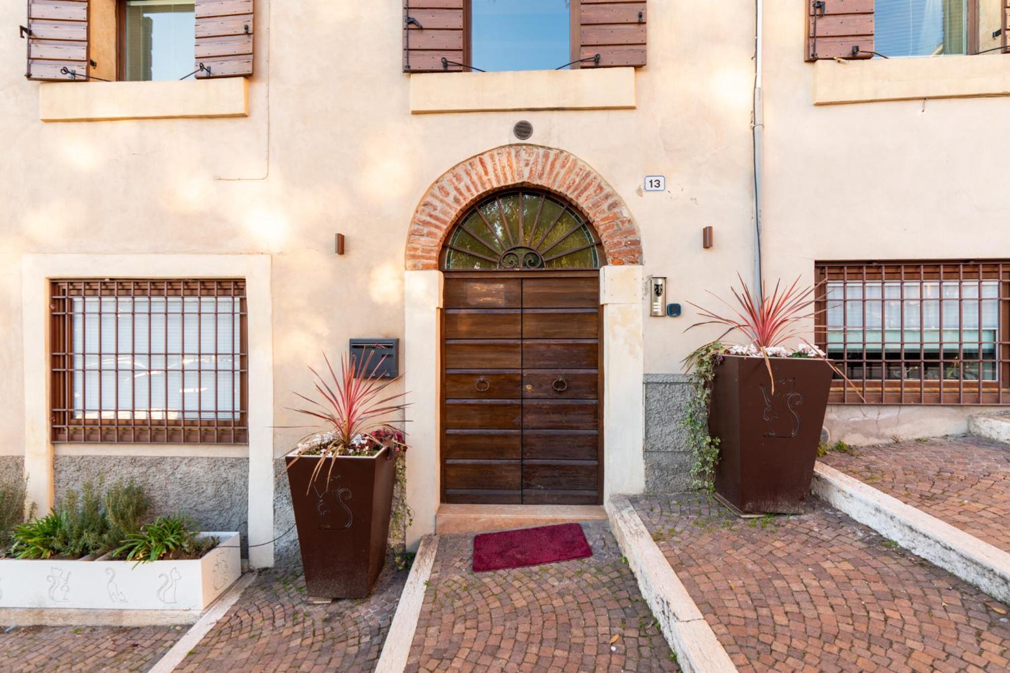 La Finestra Sul Ponte By Postcardsfrom Bed and Breakfast Verona Exteriör bild