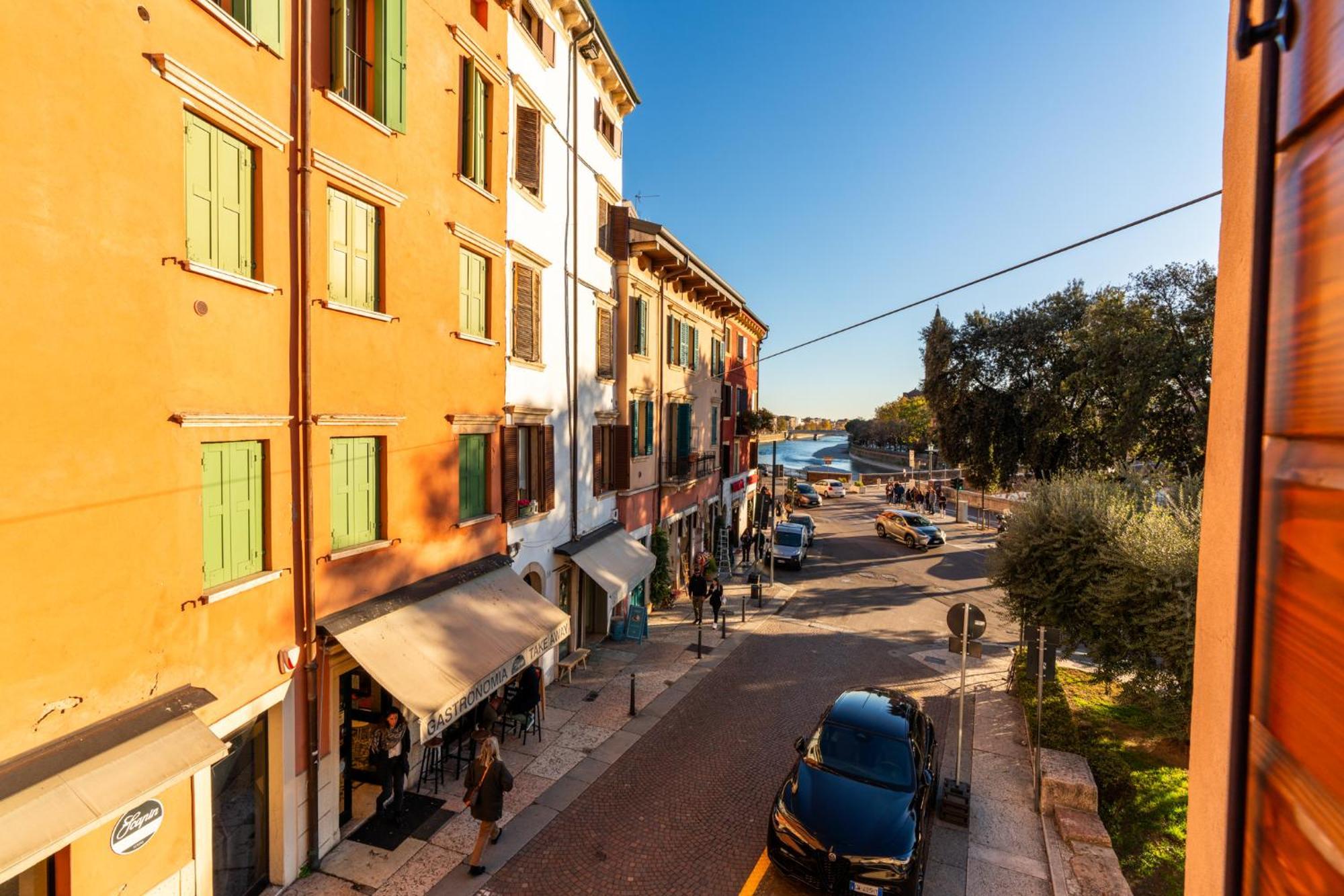 La Finestra Sul Ponte By Postcardsfrom Bed and Breakfast Verona Exteriör bild