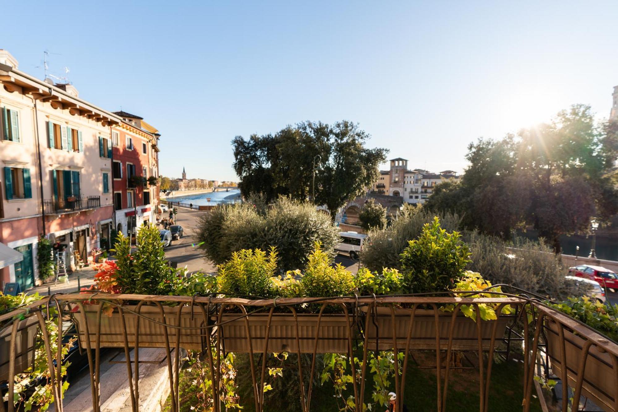 La Finestra Sul Ponte By Postcardsfrom Bed and Breakfast Verona Exteriör bild
