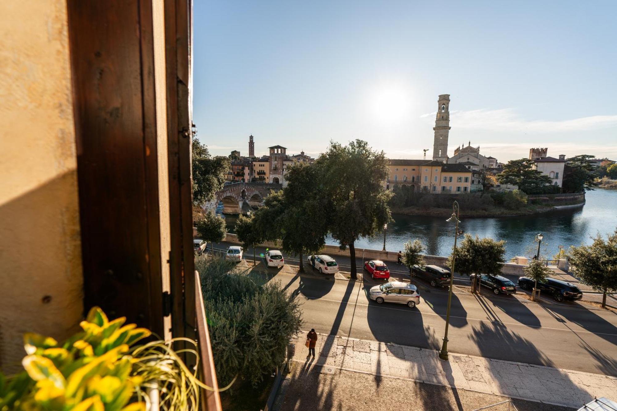 La Finestra Sul Ponte By Postcardsfrom Bed and Breakfast Verona Exteriör bild