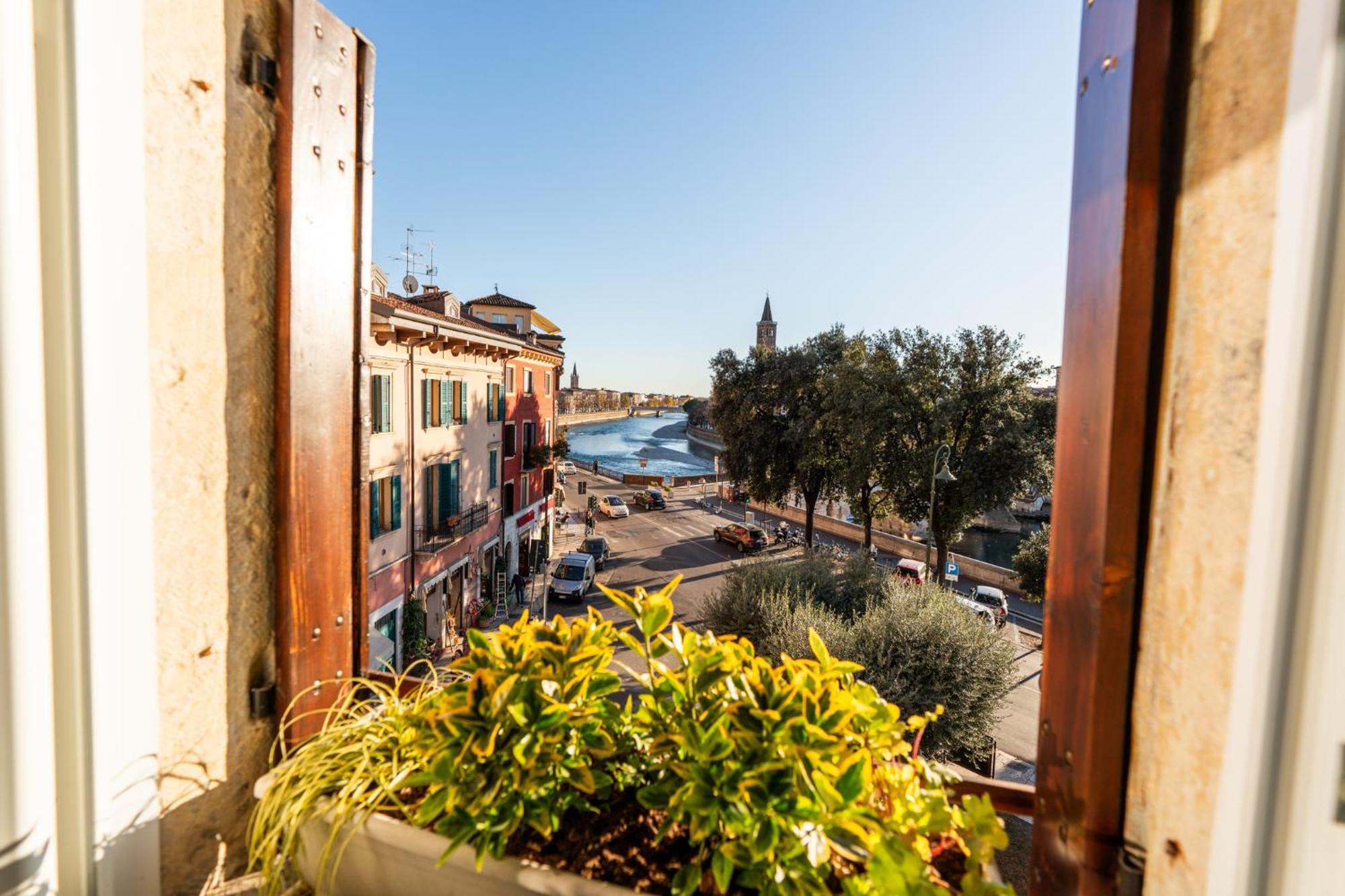 La Finestra Sul Ponte By Postcardsfrom Bed and Breakfast Verona Exteriör bild