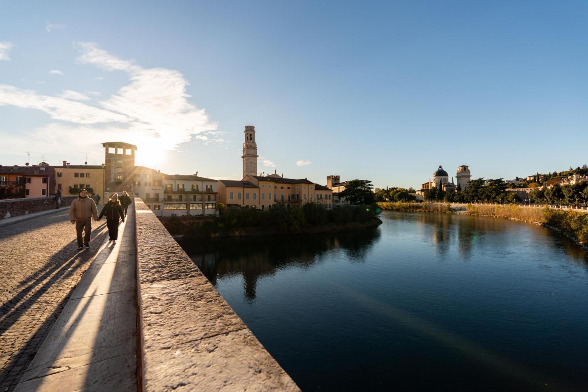 La Finestra Sul Ponte By Postcardsfrom Bed and Breakfast Verona Exteriör bild