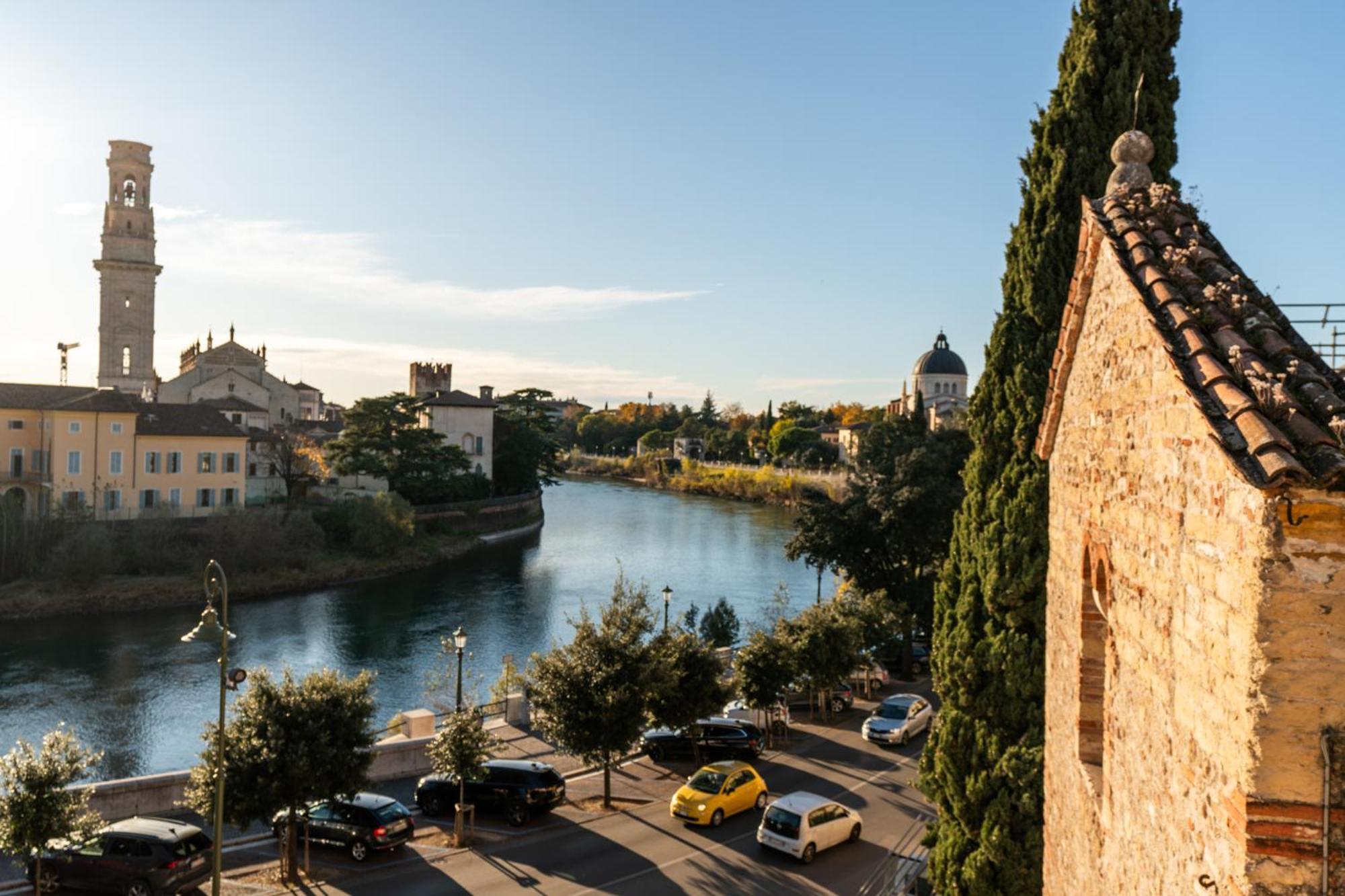 La Finestra Sul Ponte By Postcardsfrom Bed and Breakfast Verona Exteriör bild