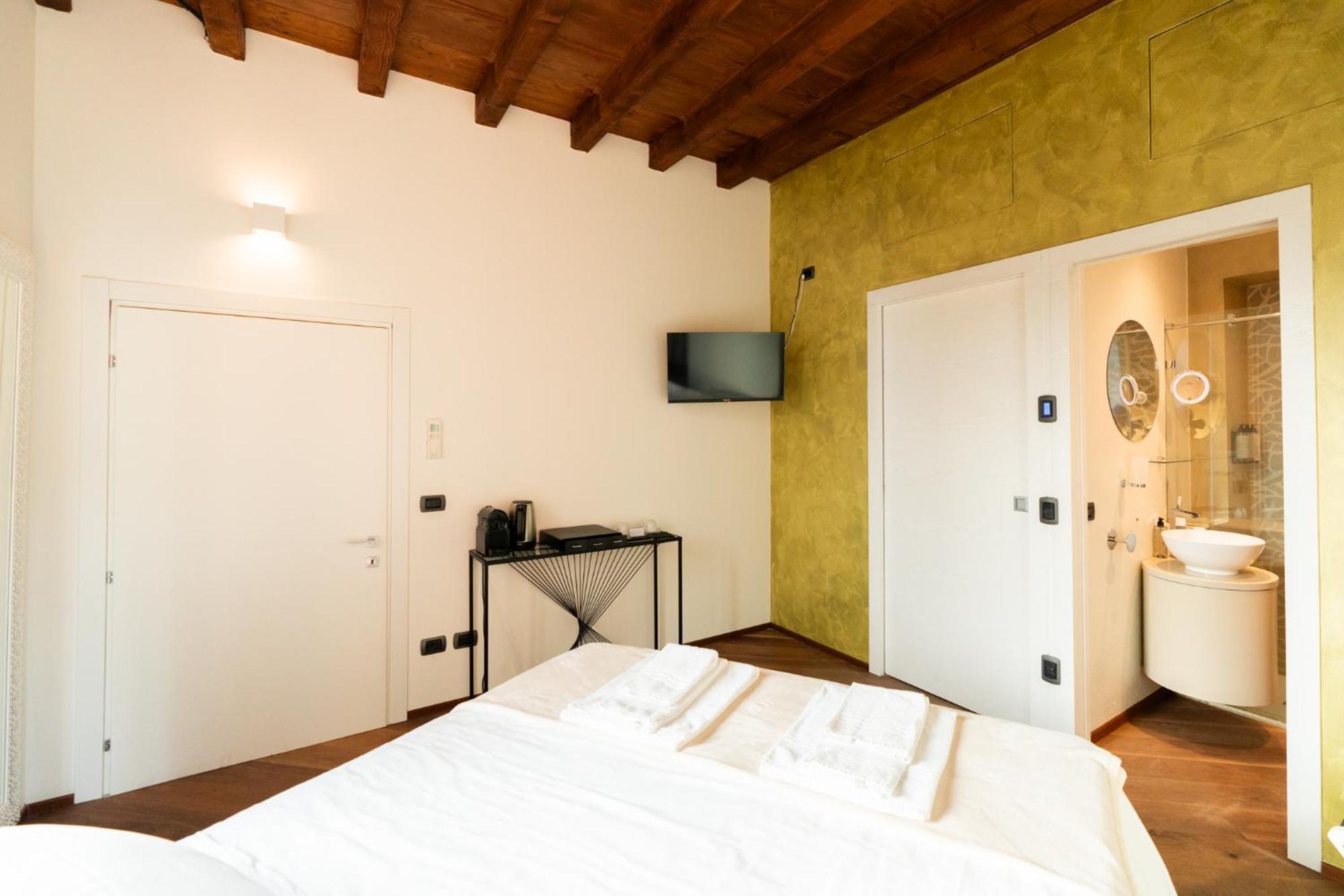La Finestra Sul Ponte By Postcardsfrom Bed and Breakfast Verona Exteriör bild